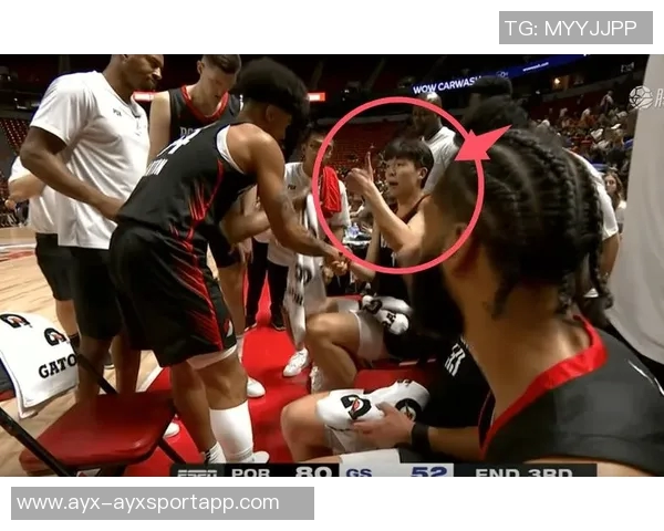 开拓者前线记者小傅期待小杨在篮球场上展现真实自我的那一天 开拓者前线记者小傅期待小杨在篮球场上展现真实自我的那一天