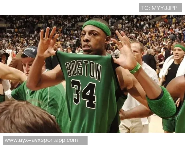 皮尔斯夜店偷瞄性感美女的紧张瞬间只需半秒转头避免被发现