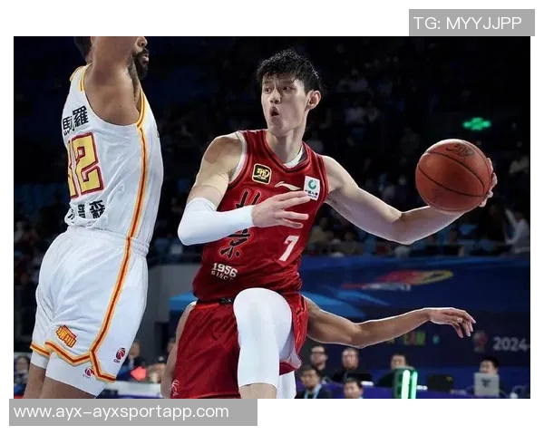 曾凡博上场即紧逼布克遭吹防守犯规展现CBA防守强度