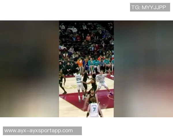 卡尔克布伦纳在对抗独行侠内线时表现出色应该给予他更多的上场时间