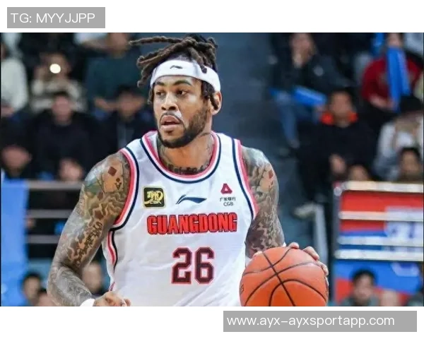 深圳外援史密斯半场表现抢眼四记三分助球队争胜